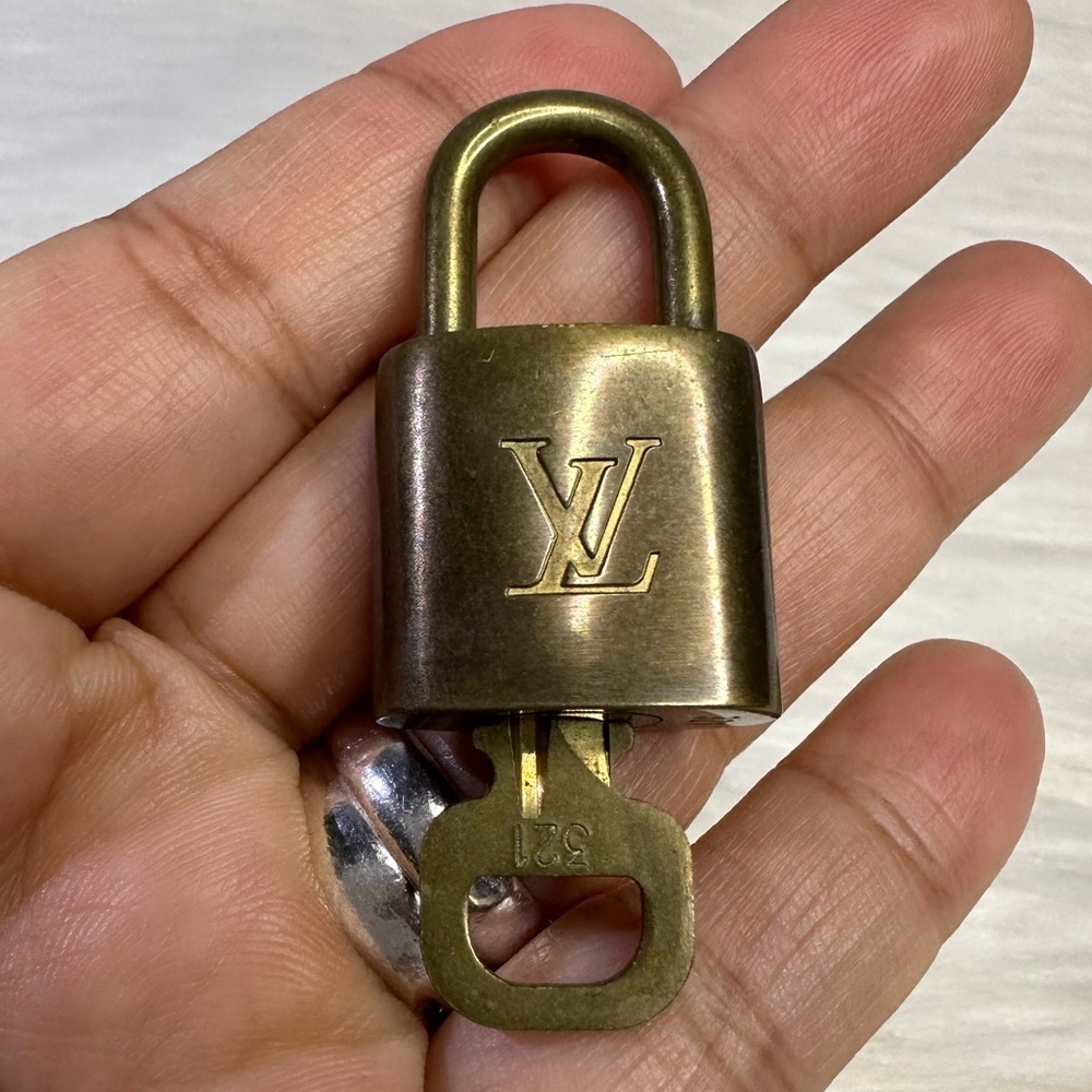 LOUIS VUITTON lock and key #321